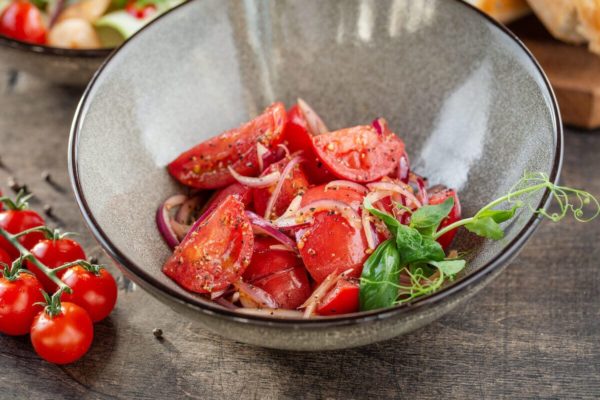 salat iz pomidorov s krasnym lukom